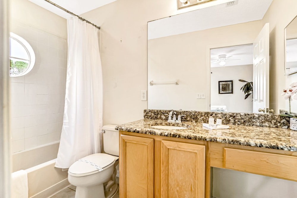 Charming Home With Pool, Pool Spa, Lanai, Central AC, & Washer/dryer