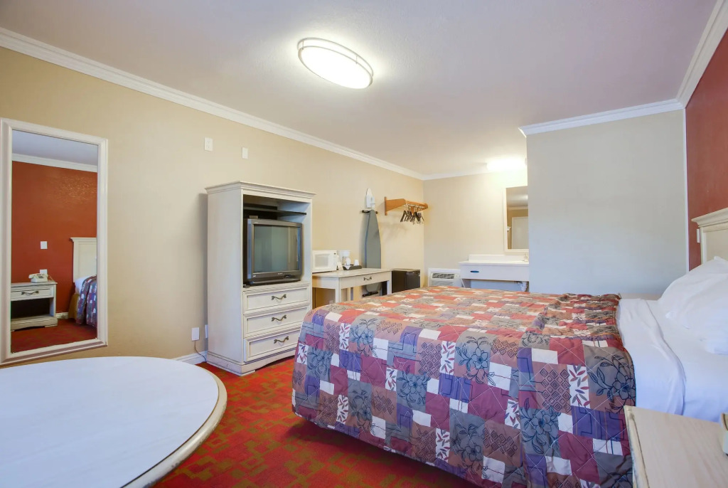 Abbys Anaheimer Inn - Across Disneyland Park