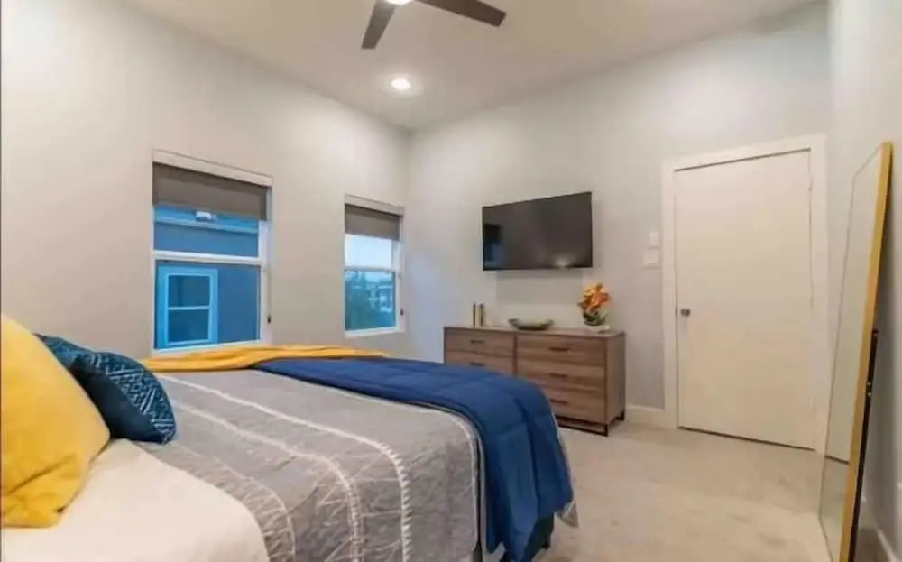 Sophisticated Urban Retreat With Skyline Views 3 Bedroom Home