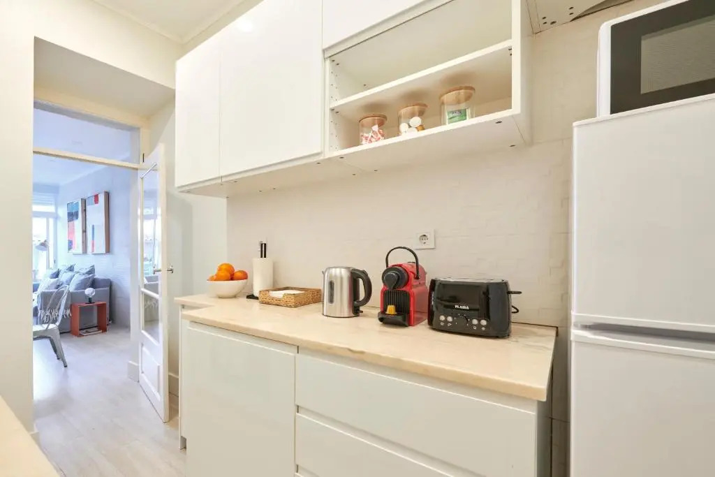 Charming 3BR APT w/ patio, by TimeCooler