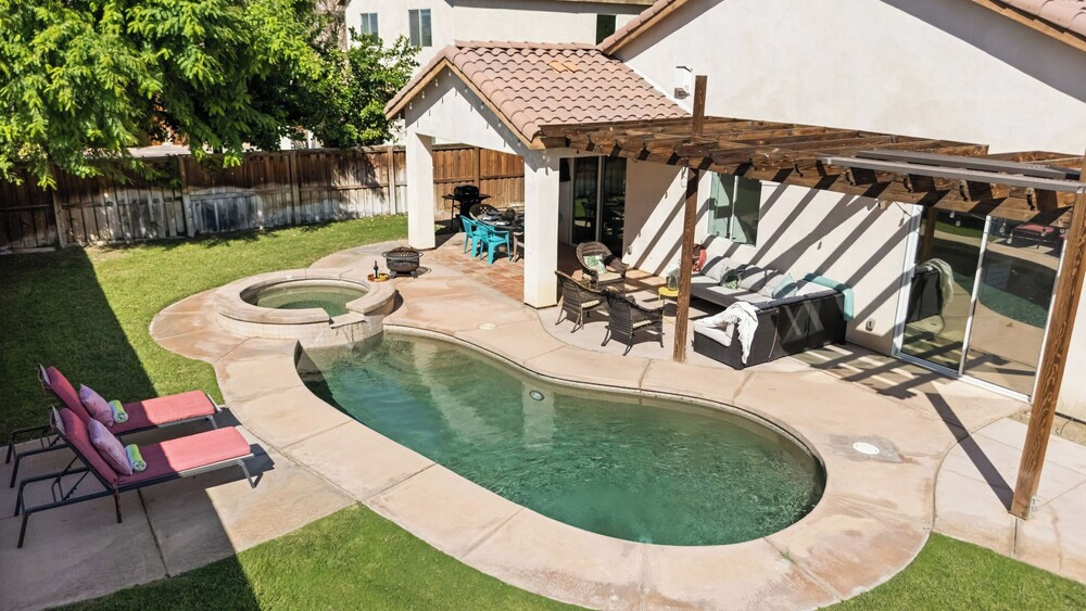 Desert Oasis w/ Pool, Spa, BBQ & Outdoor Dining Under the Palms Calle Tolosa by Avantstay