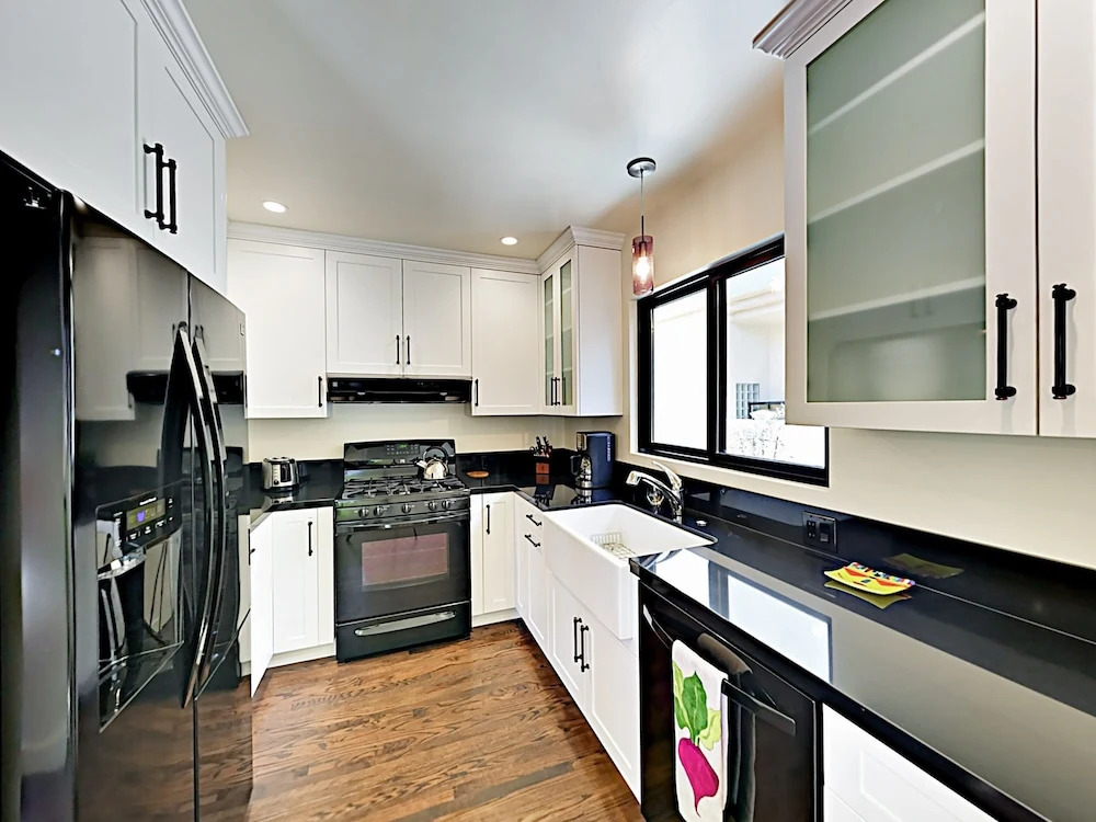 New Listing! 2-units W/ Hot Tubs, Walk To Beach! 4 Bedroom Townhouse