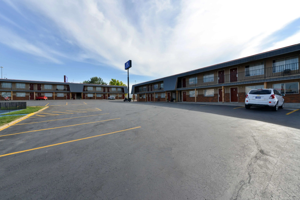 Americas Best Value Inn Wall
