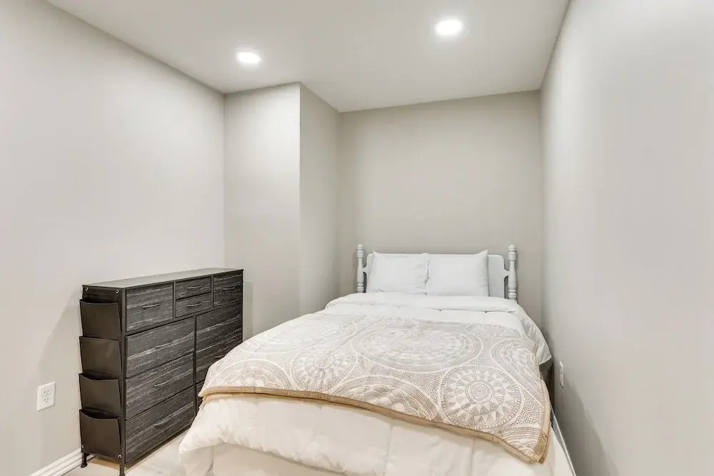 Half-mi to Oakland City Golf Club: Sleek Apartment