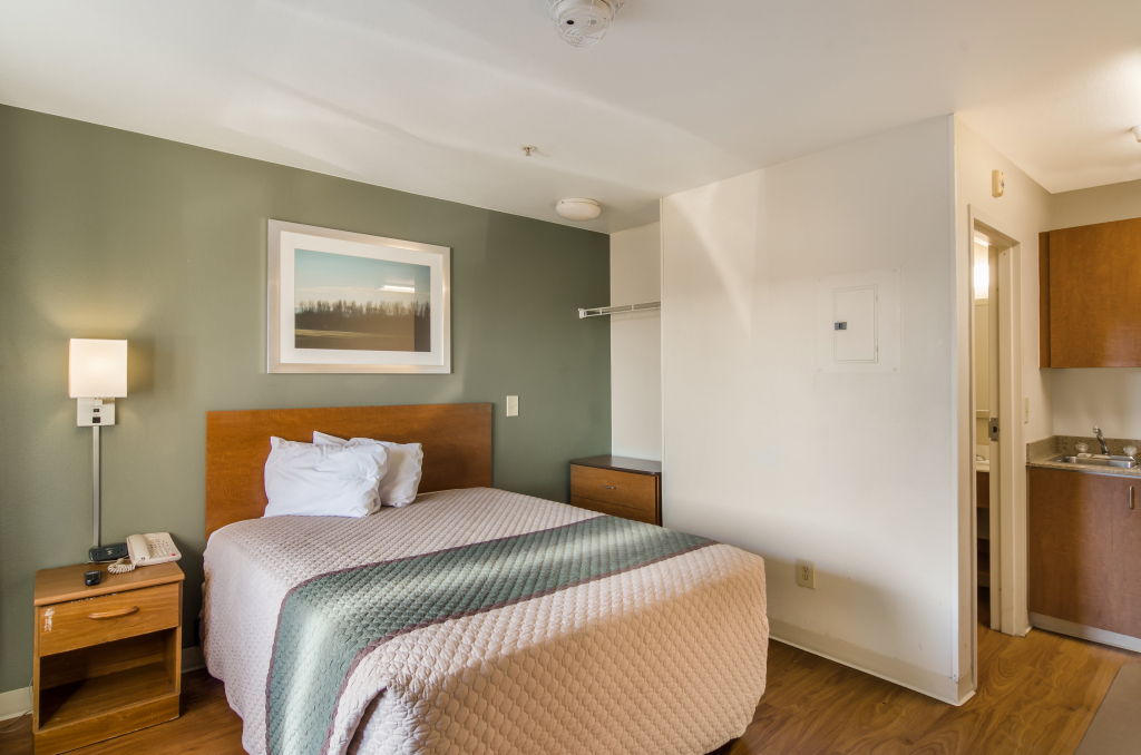HomeTowne Studios by Red Roof Denver - Airport/Aurora