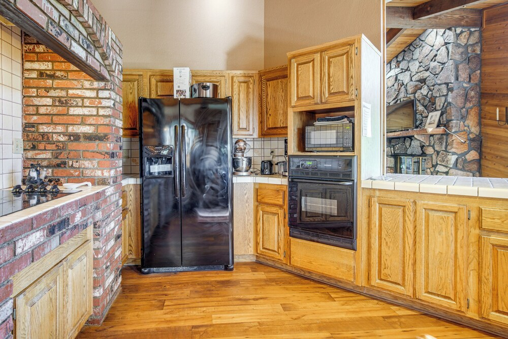 Hot Tub & Game Room: Spacious Big Bear Lake Cabin