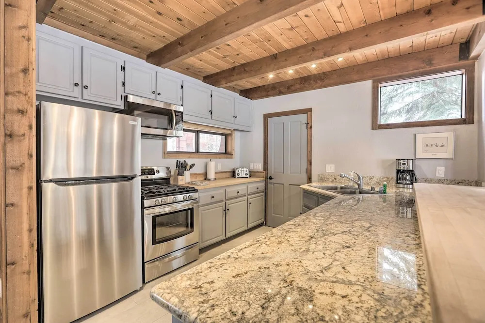 Chic Truckee Cabin Close to Golf Course & Hiking