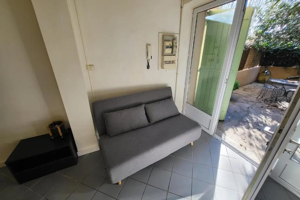 Studio of 24m with Small Patio