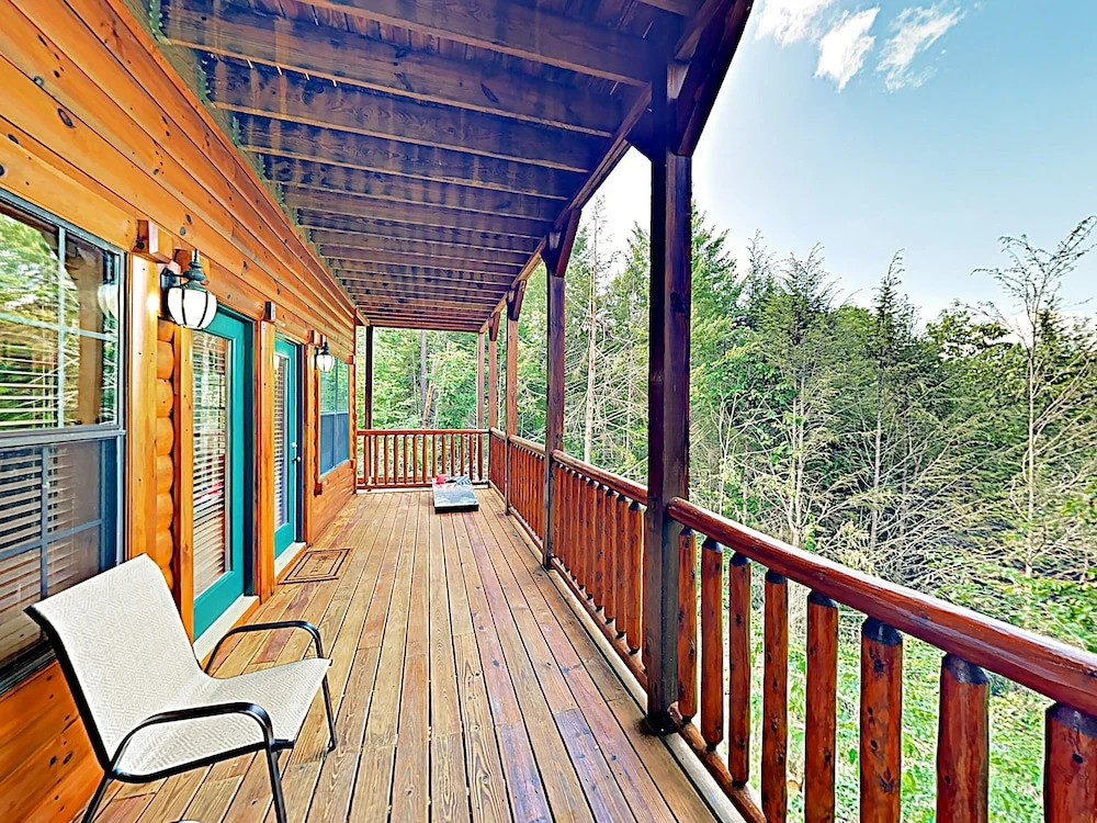 Peaceful Serenity W/ Private Hot Tub & Game Room 4 Bedroom Cabin