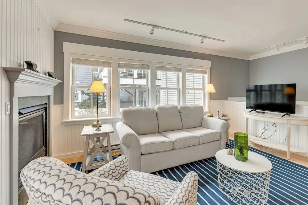Couples Retreat on Commercial St! Walk to Beach