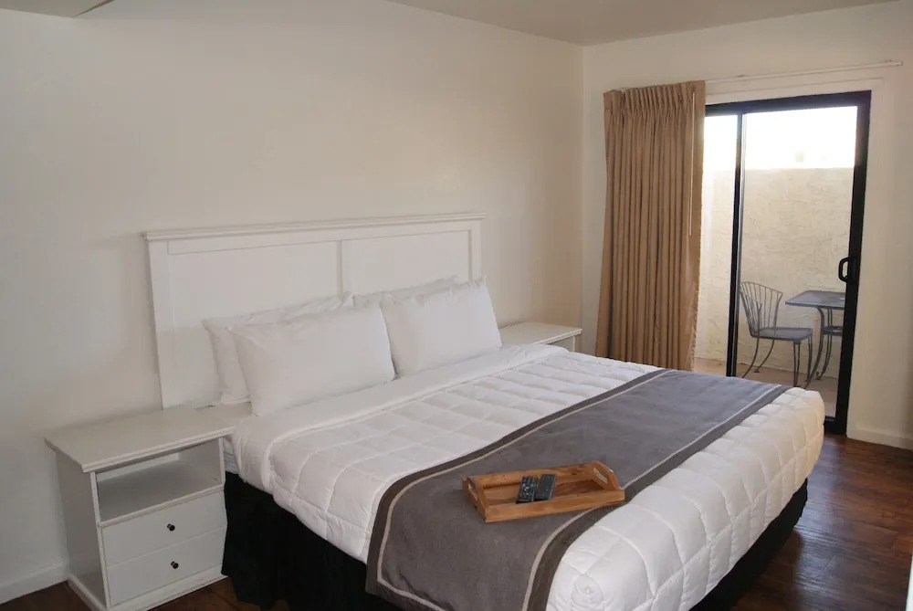 104 Fully Furnished 1BR Suite-Outdoor Pool! by RedAwning