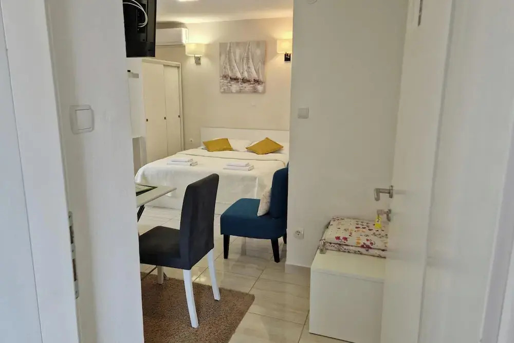 Apartmani Studio Sleeps 2 -parking -private Garden