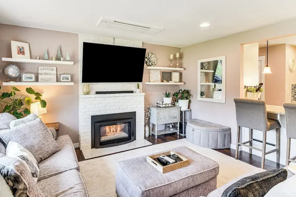 7 Mi to Vancouver Waterfront: Sleek Home w/ Yard!