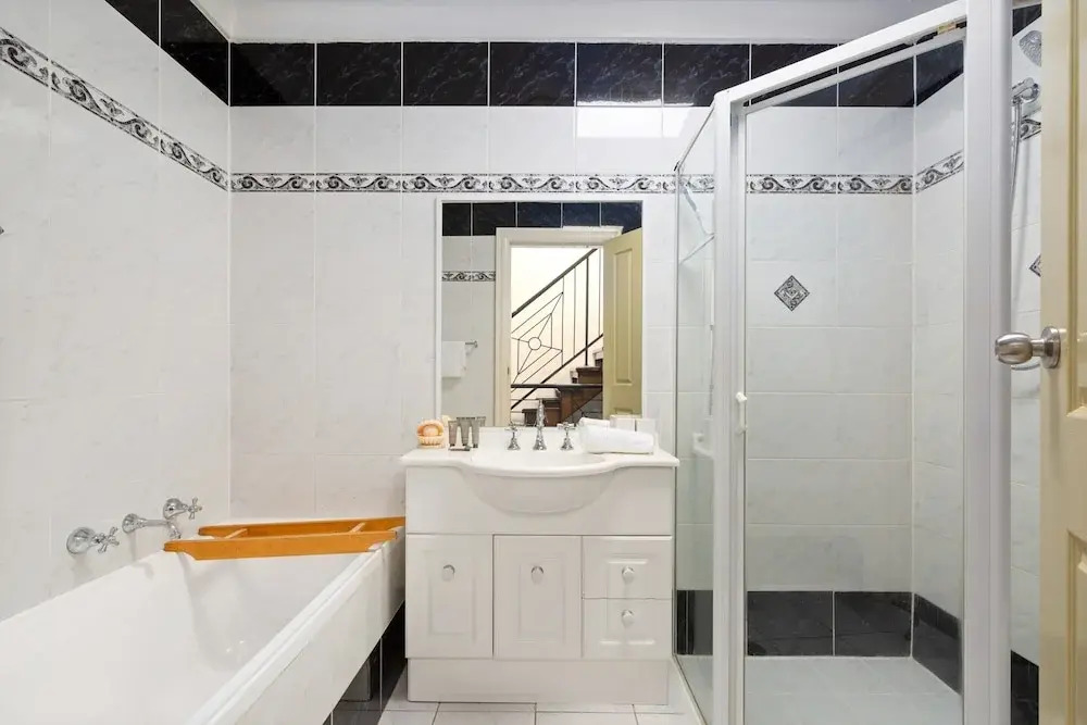 Spacious 2-bed Townhouse With Garage & Patio