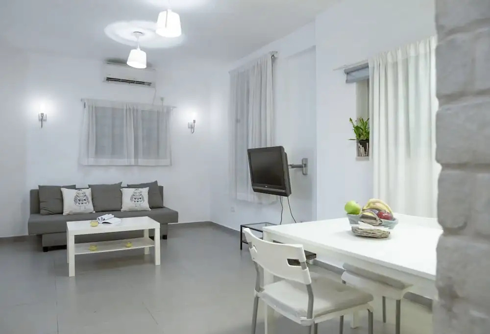 2Rooms Perfect Location  1Min to  Beach