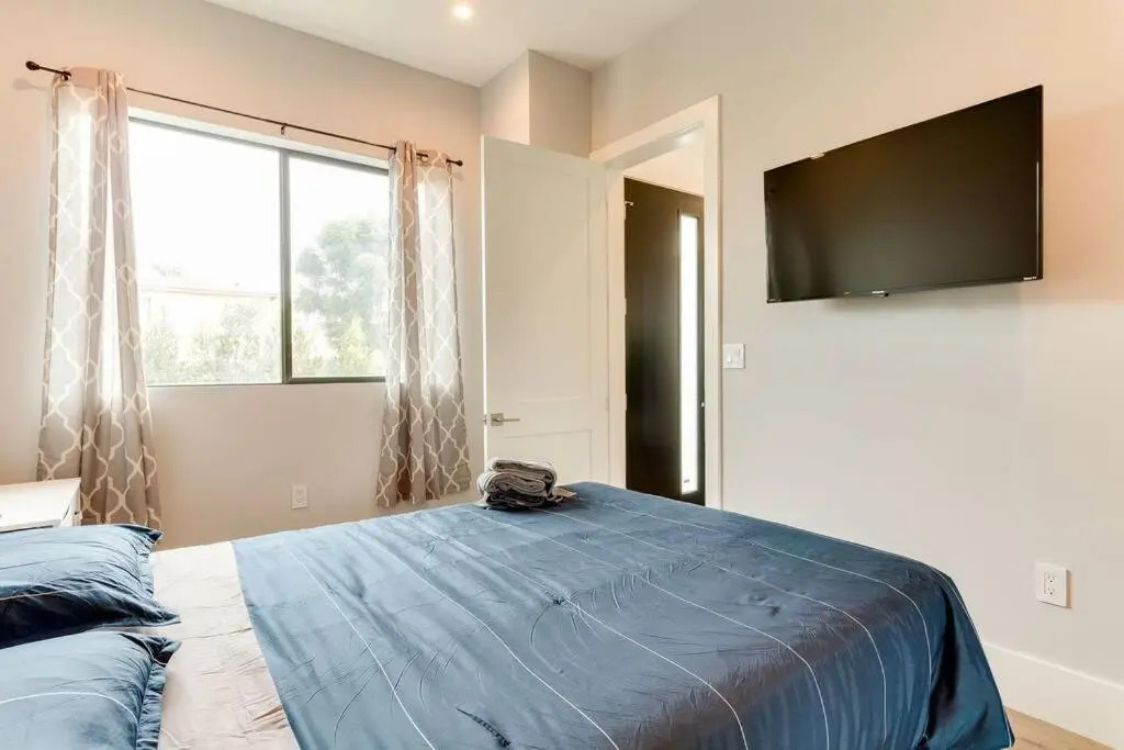 2 Luxury Modern 8 Bedroom Home with Rooftop Decks