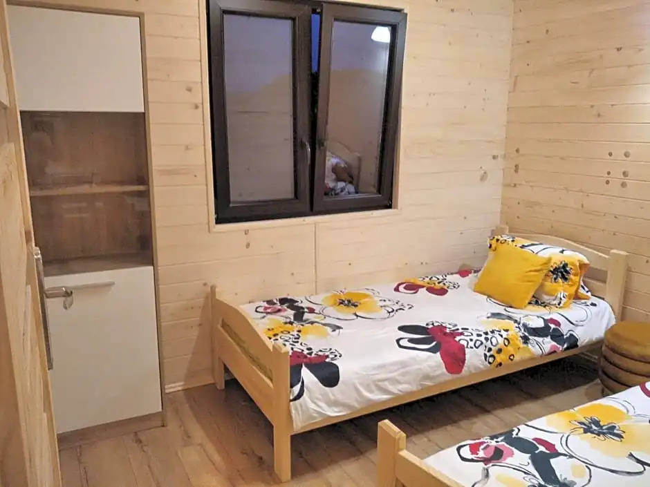 Domki i apartamenty nad jeziorem solińskim z basenem I widokiem na góry