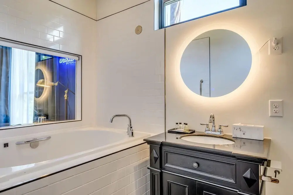 Historic B&B in Heart of ATX - 3 Suites Sleeps 10