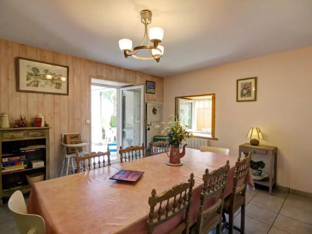 Gîte Bellevue à Marols pour 6 personnes avec charmante cour fermée - FR-1-496-2
