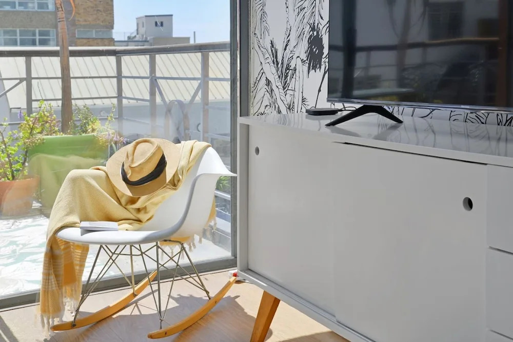 Refined City Living Sunny Pool Gym Facilities