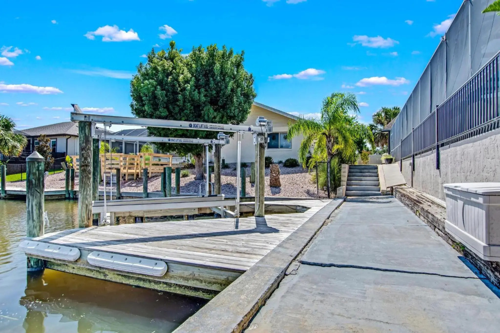 Bahama Haven Saltwater Canal Pool Home w dock and boat lift