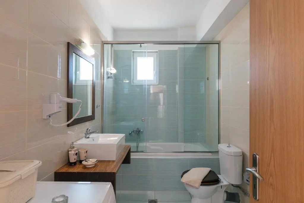 7 bedroom villa with pool, 700m from the beach