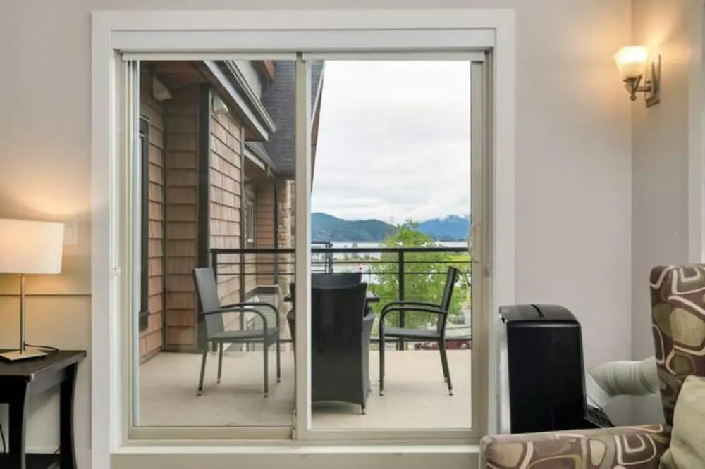 Modern 4BR Penthouse With Lake Views