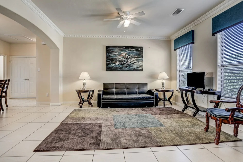 Villa Laverne 3 Bed Room Suite Furnished Condos