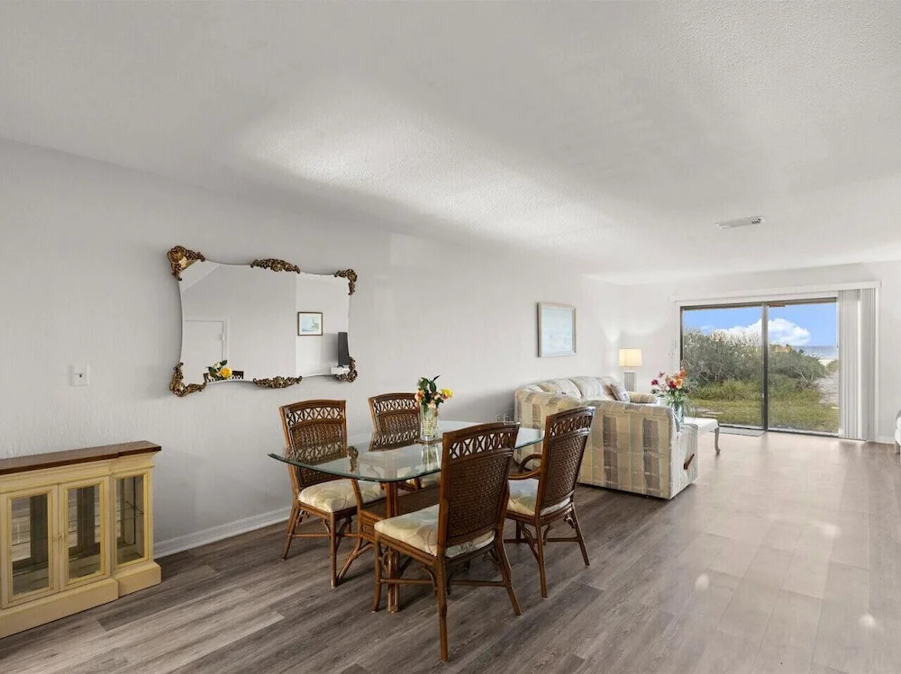 Yellow Sunshine Oceanfront Townhouse, Private Balcony Unit #2