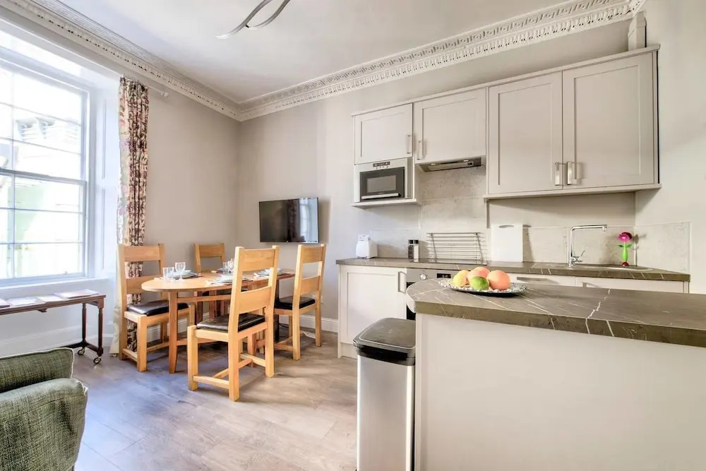 Beautifully Presented, Well Located, 2 bed apt