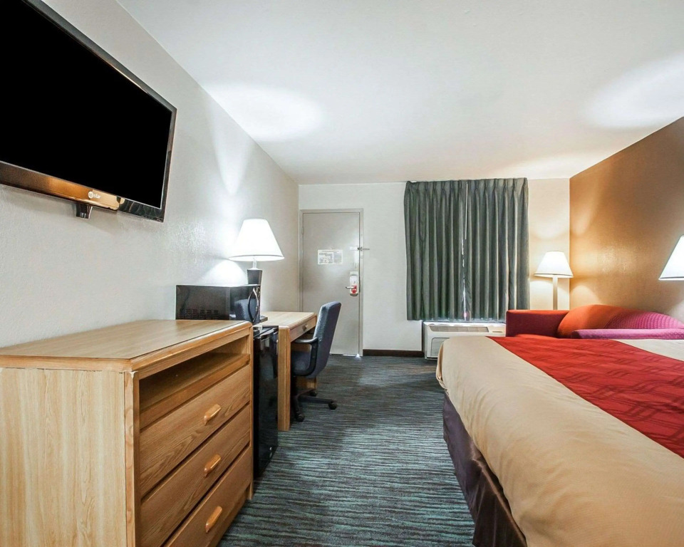 Econo Lodge Inn & Suites Jackson Northwest