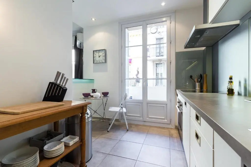 Centrally located modern 2 Bed apartment in Cannes with aircon and high ceilings and modern design 696