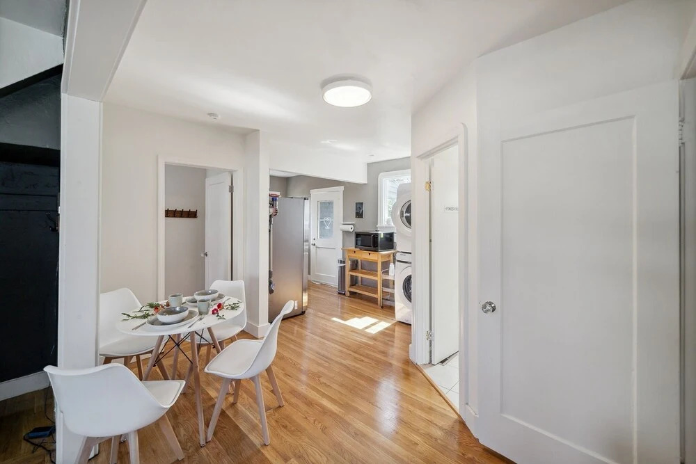 Centrally Located 2 Bedrooms Walkable 2 Duplex by Redawning
