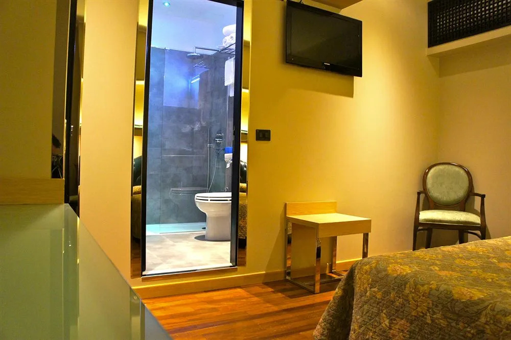 Hotel 77