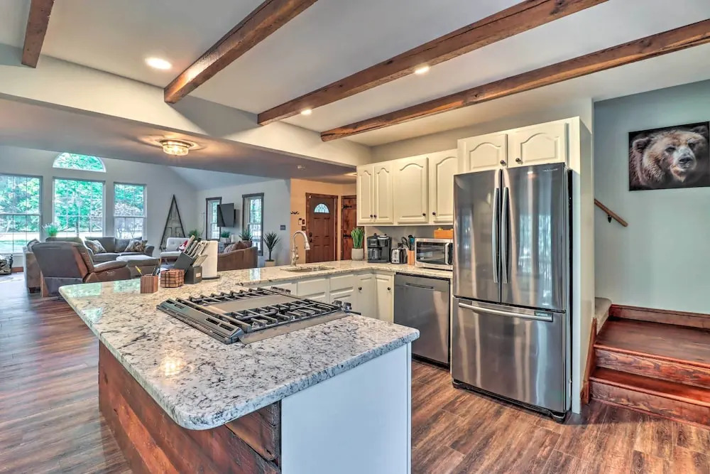 Hot Tub, Beach Access: Albrightsville Retreat
