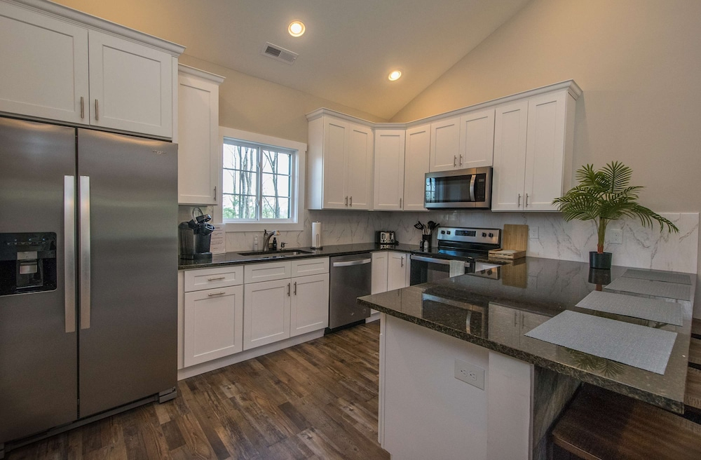 Modern Upper Retreat w Free Tix Deck 2 Suites