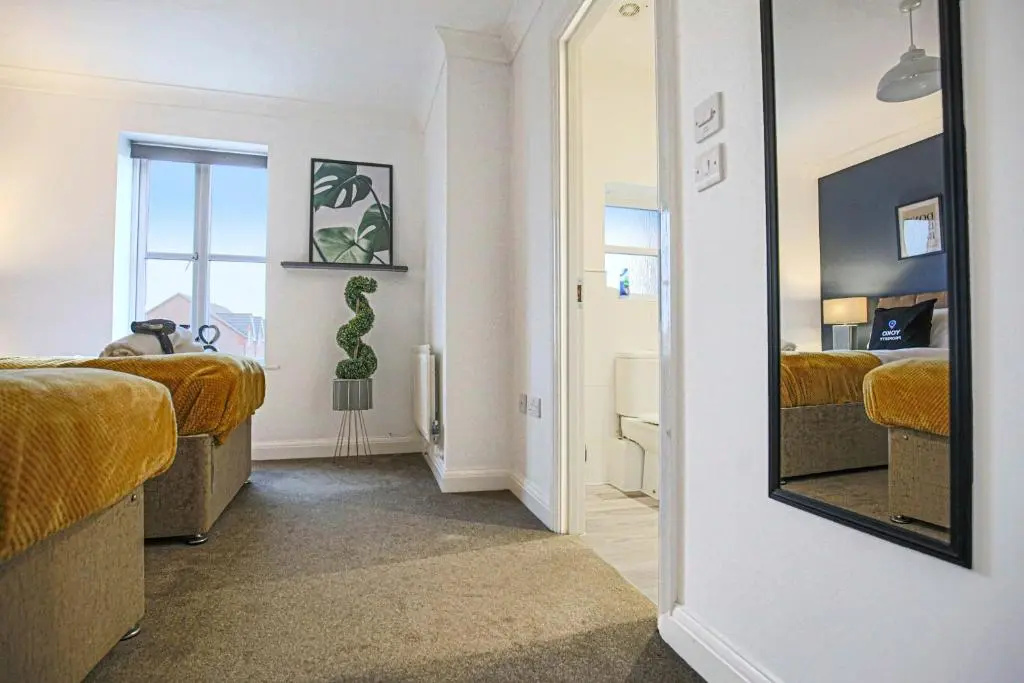 Large 6 Bedroom House with Free Parking, Smart TV with Netflix, Fast Wifi, Air Hockey & Garden by Yoko Property