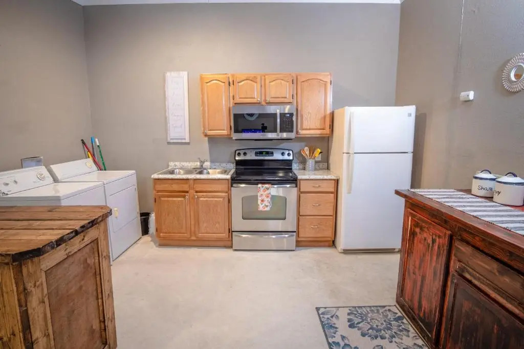 Florida St #B Near Downtown with All Amenities