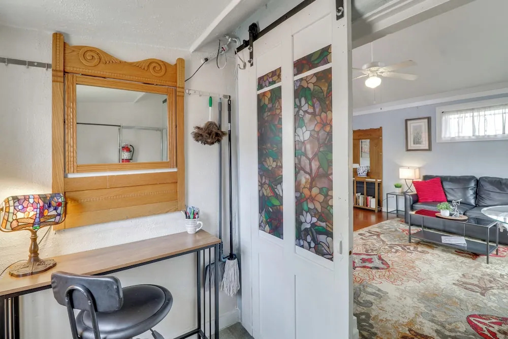 Walk to Downtown! ABQ Couples Studio w/ Deck