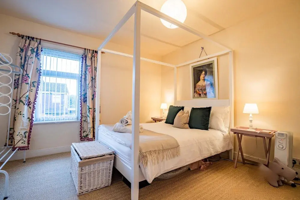 Host Stay Over the Bridge Cottage