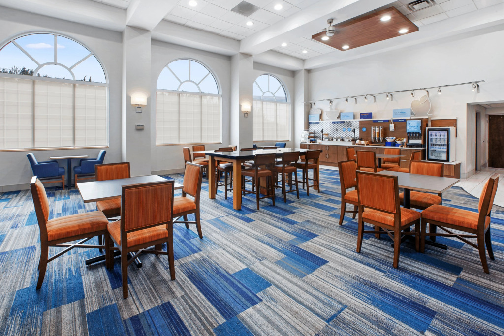 Holiday Inn Express Hotel & Suites Warrenton by IHG