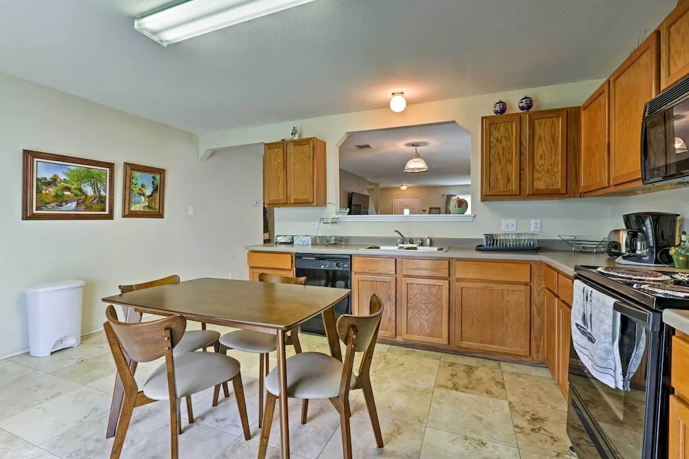 Spacious Family Home Near San Antonio Hotspots!