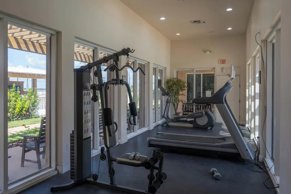 Casual Condo Near Beach w/ Pools, hot tub & Grill!