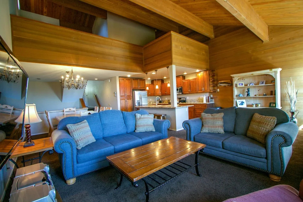Bridges Townhome 7 Gorgeous Mountain Views, Private Jacuzzi, Steps to Eagle Lodge by RedAwning