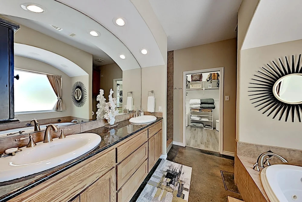 Luxe By The Lake, On-site Pool & Tennis! 3 Bedroom Home