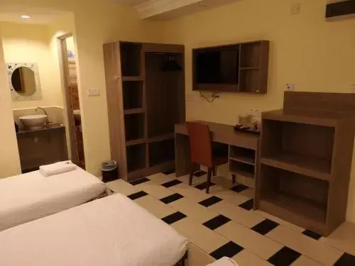 HOTEL AMBASSADOR 1