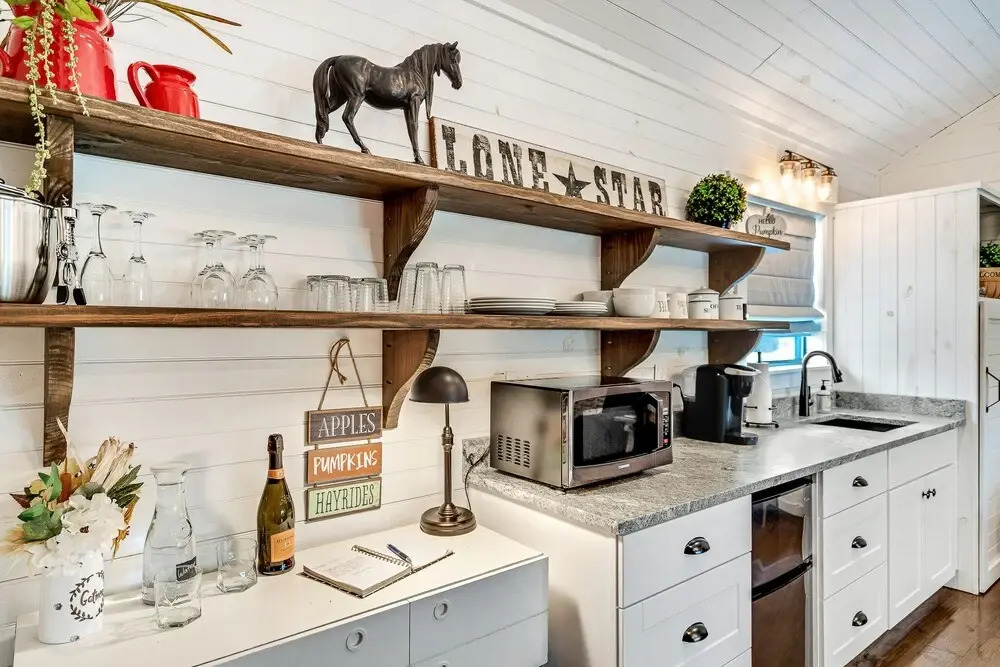 Gorgeous Carriage Cabin Just 1 Mile to Wildseed Farms!
