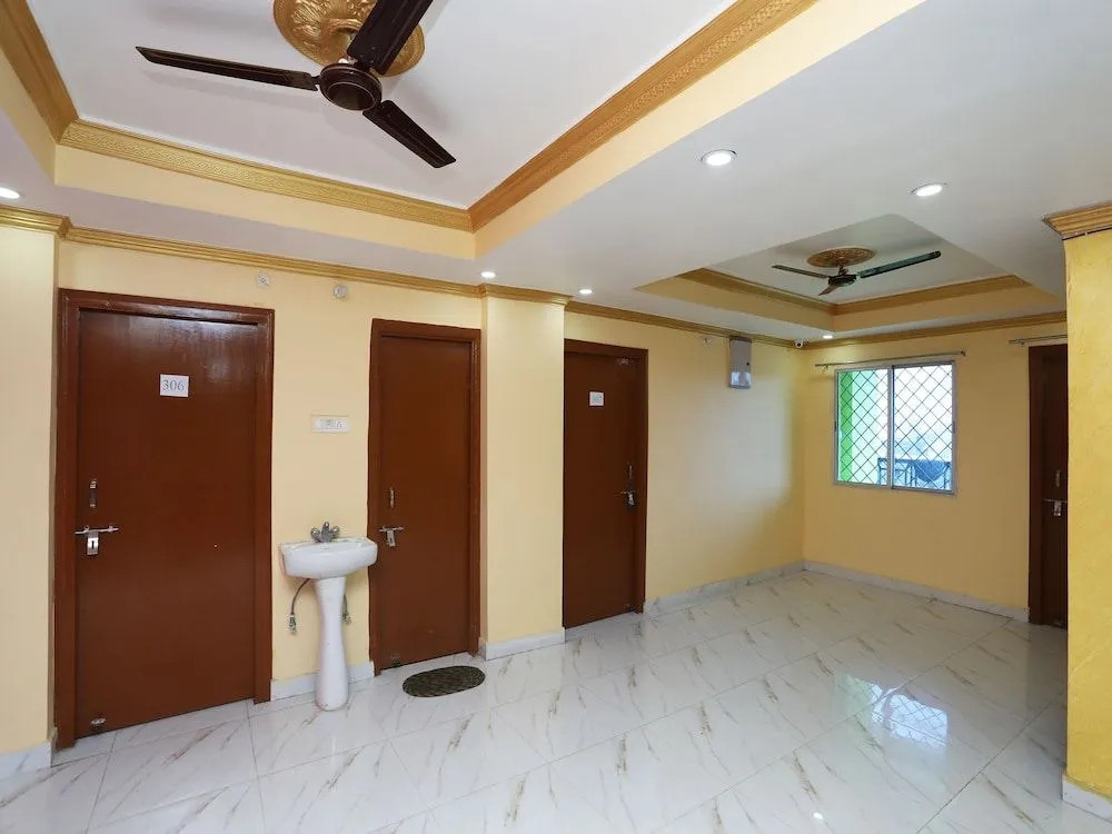 Oyo 23463 Ar Square