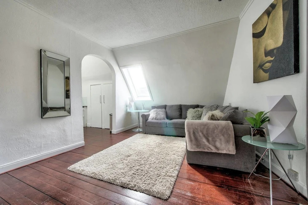 Modern 2BR Home on the Royal Mile!