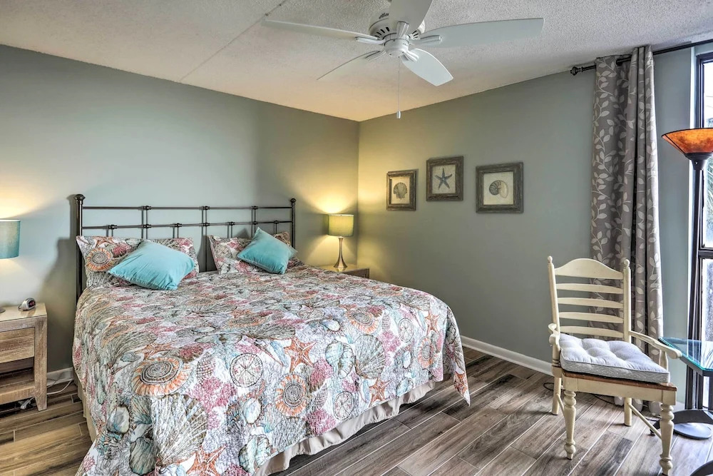 Chic Myrtle Beach Seaside Escape w/ Pool Access!